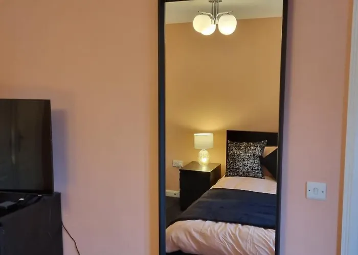 Swindon 6 Deluxe Doubles 2 With En Suite In Large House - No Pets