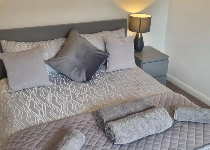Swindon 6 Deluxe Doubles 2 With En Suite In Large House - No Pets
