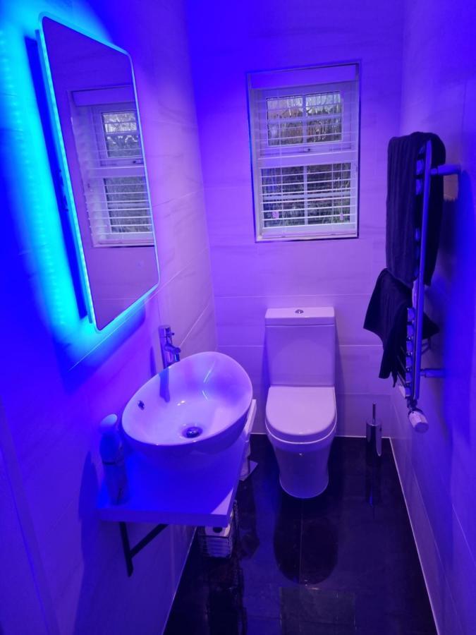 Проживание в семье 6 Deluxe Doubles 2 With En In Large House - No Pets *